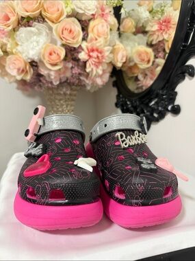 Barbie Black/Hot Pink Kids Clogs with Silver Strap and Charms limited edition 💝🎀